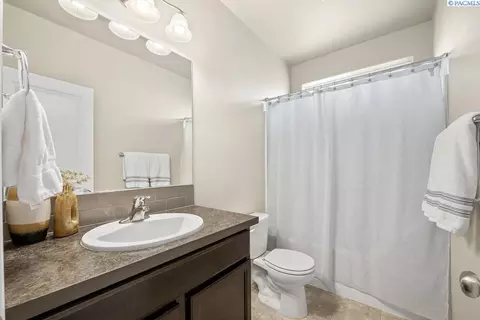 Bath - 690 SW Wheat Ridge Dr, Pullman, WA 99163 photo 1 of 3