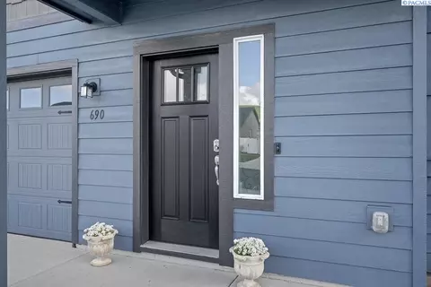 Exterior - 690 SW Wheat Ridge Dr, Pullman, WA 99163 photo 2 of 3