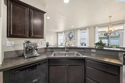 Kitchen - 690 SW Wheat Ridge Dr, Pullman, WA 99163 photo 2 of 4