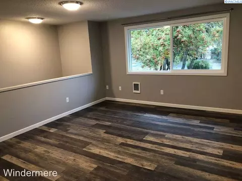 385 NW Robert, Pullman, WA 99163 photo 2