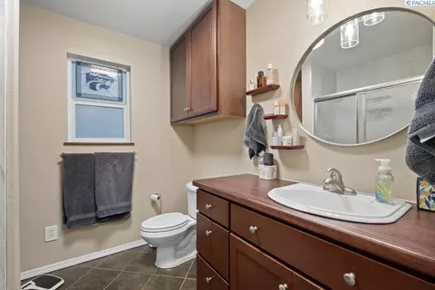 Bath - 1935 NW Bella Vista Dr, Pullman, WA 99163 photo 2 of 2