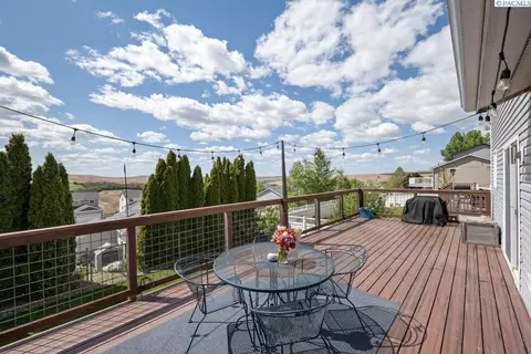 Exterior - 1935 NW Bella Vista Dr, Pullman, WA 99163 photo 2 of 7