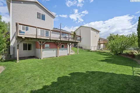 Exterior - 1935 NW Bella Vista Dr, Pullman, WA 99163 photo 5 of 7