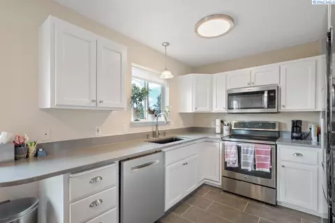 Kitchen - 1935 NW Bella Vista Dr, Pullman, WA 99163 photo 3 of 3