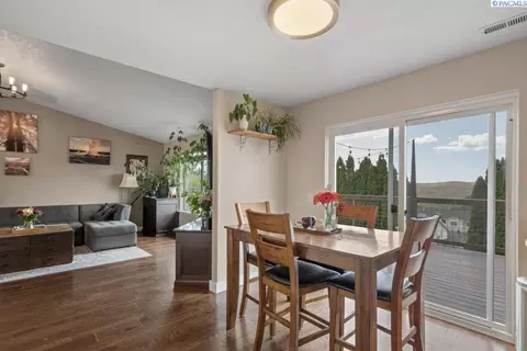 Dining - 1935 NW Bella Vista Dr, Pullman, WA 99163 photo 2 of 2