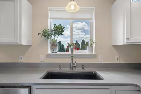Kitchen - 1935 NW Bella Vista Dr, Pullman, WA 99163 photo 1 of 3