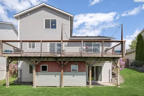 Exterior - 1935 NW Bella Vista Dr, Pullman, WA 99163 photo 4 of 7