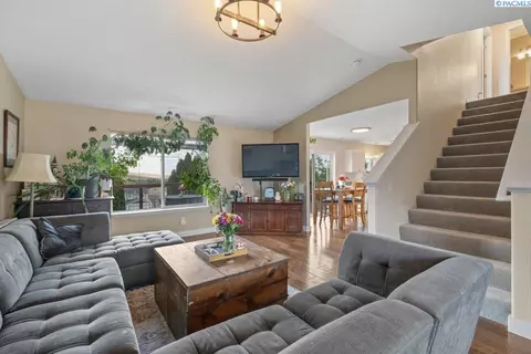 Living - 1935 NW Bella Vista Dr, Pullman, WA 99163 photo 1 of 1