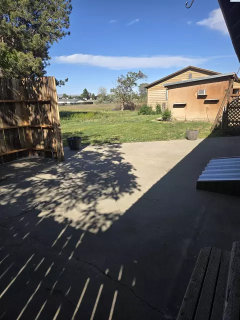 806 E Ave, Granger, WA 98932 photo 12