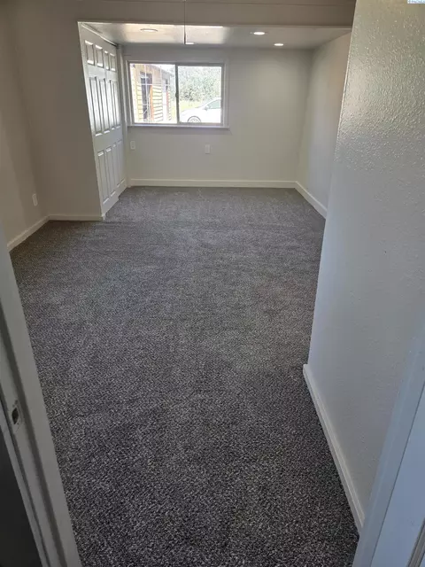 806 E Ave, Granger, WA 98932 photo 18