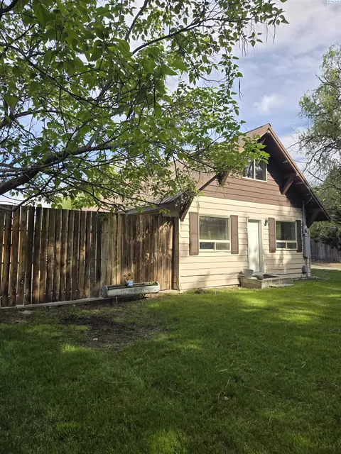 806 E Ave, Granger, WA 98932 photo 1