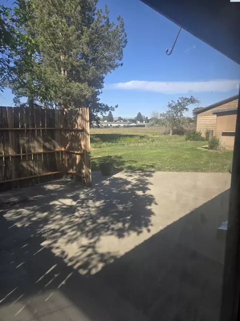 806 E Ave, Granger, WA 98932 photo 11
