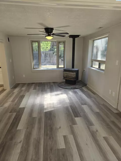 806 E Ave, Granger, WA 98932 photo 5