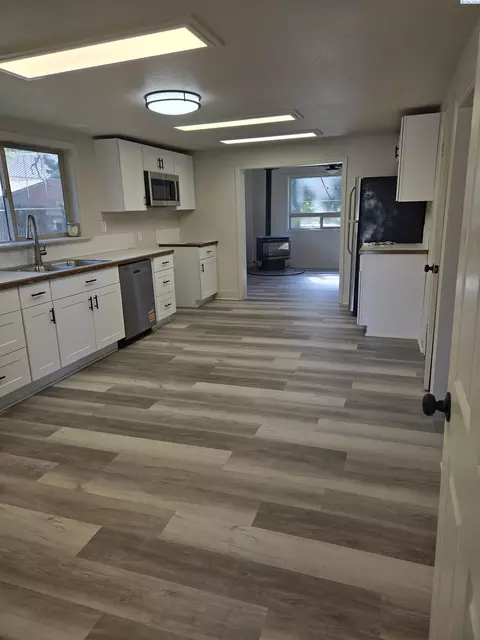 806 E Ave, Granger, WA 98932 photo 4