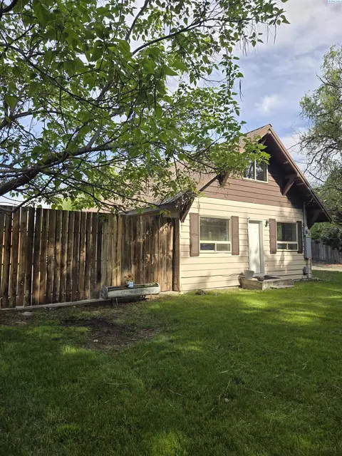806 E Ave, Granger, WA 98932 photo 1