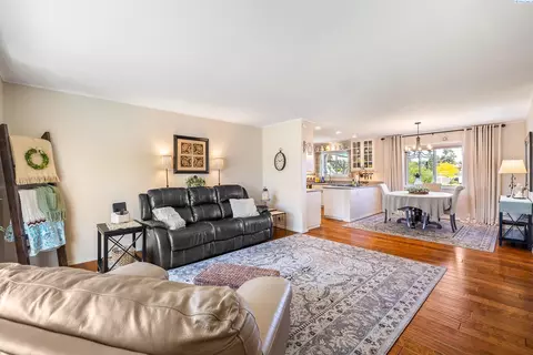 Living - 8519 Roberts Dr, Pasco, WA 99301 photo 2 of 4
