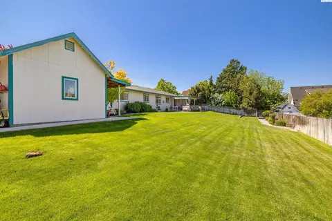 Exterior - 8519 Roberts Dr, Pasco, WA 99301 photo 11 of 13