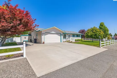 Exterior - 8519 Roberts Dr, Pasco, WA 99301 photo 2 of 13