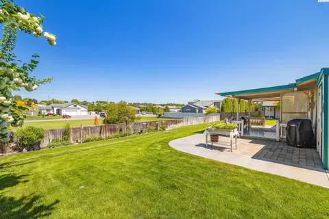 Exterior - 8519 Roberts Dr, Pasco, WA 99301 photo 5 of 13