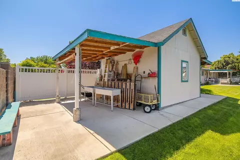 Exterior - 8519 Roberts Dr, Pasco, WA 99301 photo 8 of 13