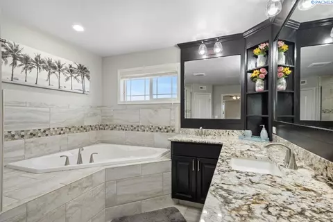 Bath - 1355 SW Panorama Dr, Pullman, WA 99163 photo 3 of 6
