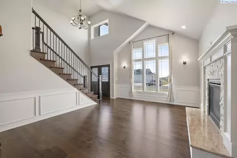 Living - 1355 SW Panorama Dr, Pullman, WA 99163 photo 1 of 6