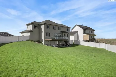 Exterior - 1355 SW Panorama Dr, Pullman, WA 99163 photo 3 of 6