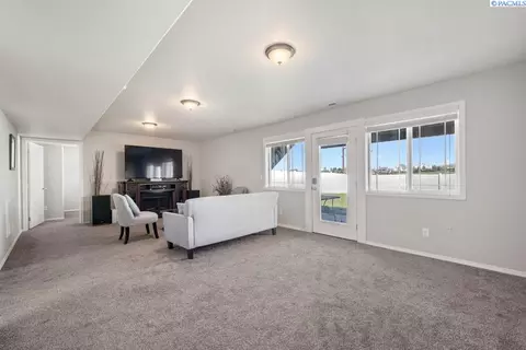 Living - 1355 SW Panorama Dr, Pullman, WA 99163 photo 5 of 6
