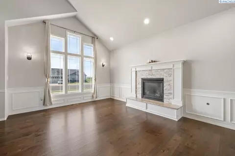 Living - 1355 SW Panorama Dr, Pullman, WA 99163 photo 2 of 6