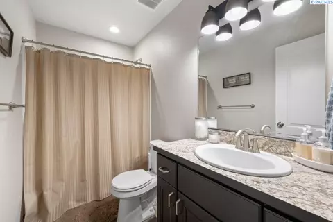 Bath - 1355 SW Panorama Dr, Pullman, WA 99163 photo 6 of 6