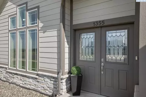 Entry Way - 1355 SW Panorama Dr, Pullman, WA 99163 photo 1 of 2
