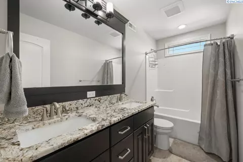 Bath - 1355 SW Panorama Dr, Pullman, WA 99163 photo 4 of 6