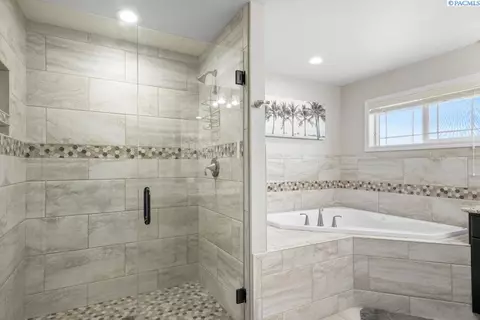 Bath - 1355 SW Panorama Dr, Pullman, WA 99163 photo 1 of 6