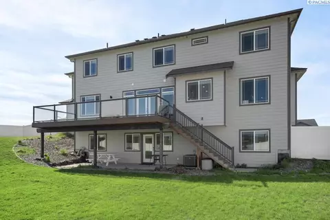Exterior - 1355 SW Panorama Dr, Pullman, WA 99163 photo 5 of 6
