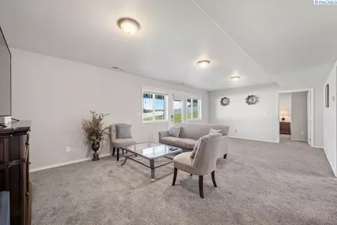 Living - 1355 SW Panorama Dr, Pullman, WA 99163 photo 6 of 6