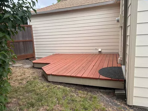 Exterior - 1320 NE Harvey Rd, Pullman, WA 99163 photo 2 of 7