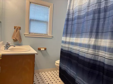 Bath - 1320 NE Harvey Rd, Pullman, WA 99163 photo 1 of 2
