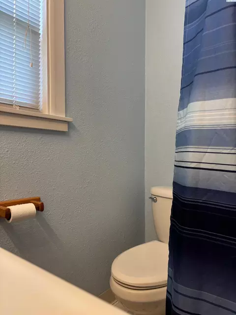 Bath - 1320 NE Harvey Rd, Pullman, WA 99163 photo 2 of 2