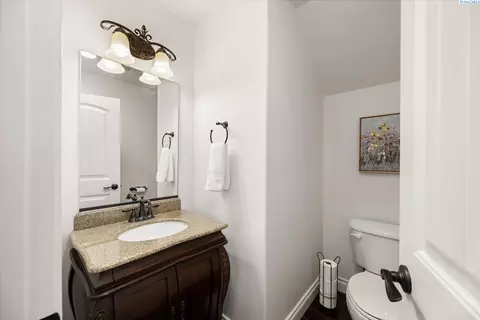 Bath - 1010 Christopher Ln, Pasco, WA 99301 photo 1 of 6