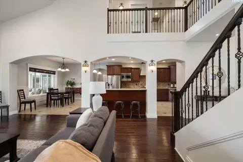 Entry Way - 1010 Christopher Ln, Pasco, WA 99301 photo 2 of 4