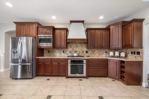 Kitchen - 1010 Christopher Ln, Pasco, WA 99301 photo 2 of 6