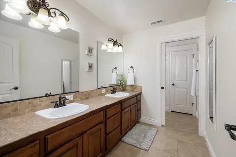 Bath - 1010 Christopher Ln, Pasco, WA 99301 photo 5 of 6