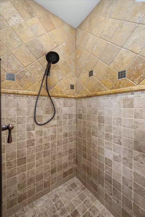 Bath - 1010 Christopher Ln, Pasco, WA 99301 photo 4 of 6