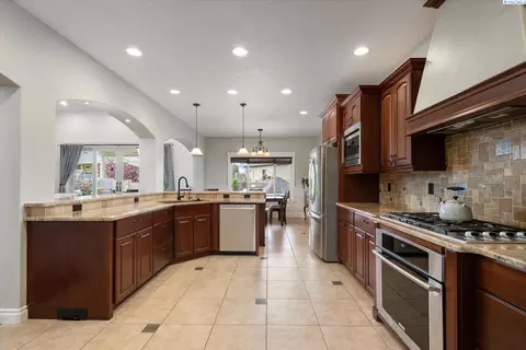 Kitchen - 1010 Christopher Ln, Pasco, WA 99301 photo 3 of 6