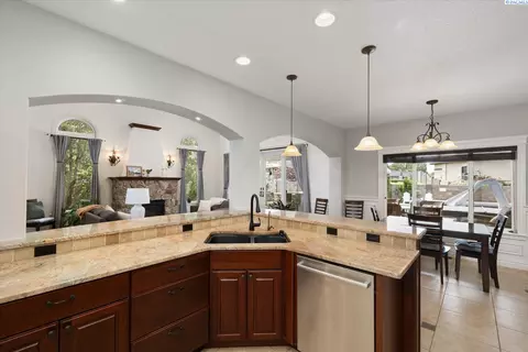 Kitchen - 1010 Christopher Ln, Pasco, WA 99301 photo 4 of 6