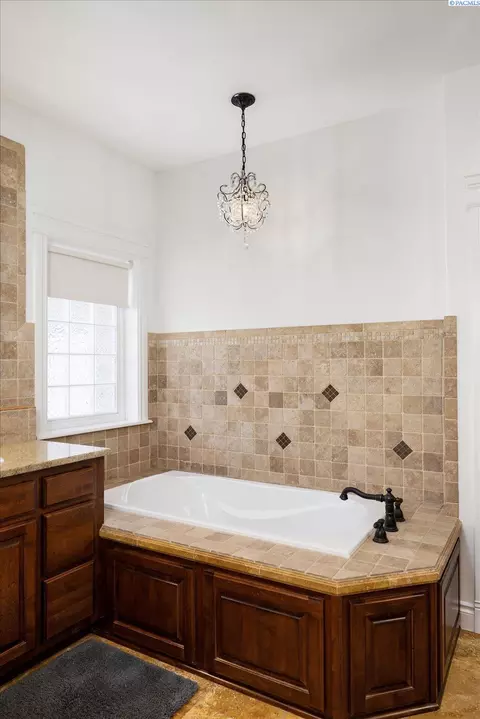 Bath - 1010 Christopher Ln, Pasco, WA 99301 photo 3 of 6