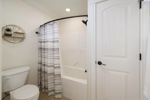 Bath - 1010 Christopher Ln, Pasco, WA 99301 photo 6 of 6