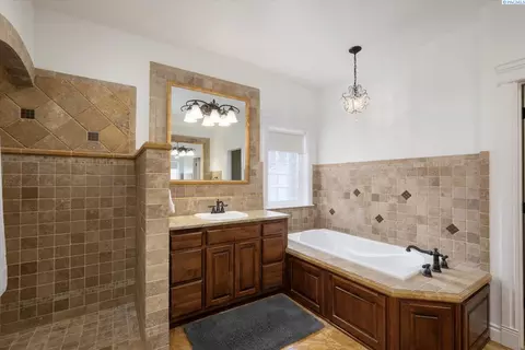 Bath - 1010 Christopher Ln, Pasco, WA 99301 photo 2 of 6