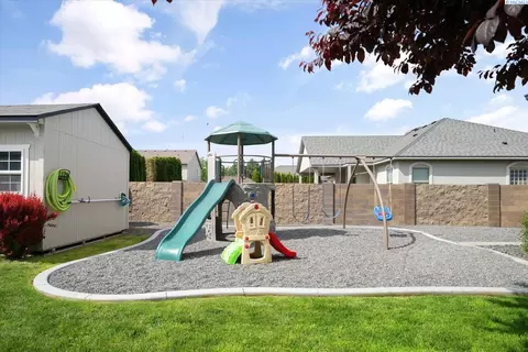Exterior - 1010 Christopher Ln, Pasco, WA 99301 photo 5 of 6