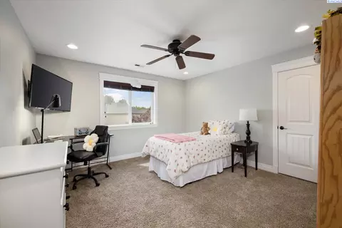 Bedroom - 1010 Christopher Ln, Pasco, WA 99301 photo 6 of 6